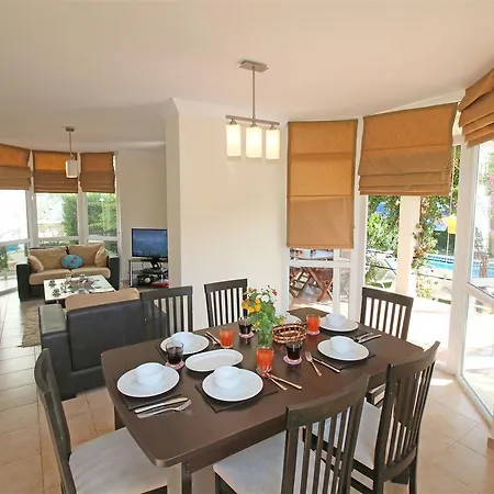 Villa Oasis Lettings A14 *